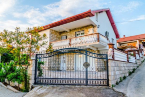 Sunny Apartment with swimming pool Stolac